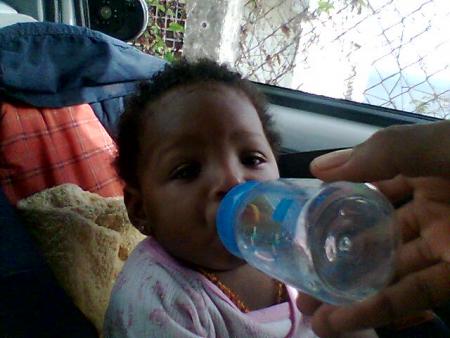 Ma Fille Ophélie Avec son Biberon kissss